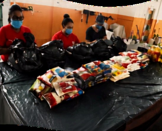 Voluntárias organizando cestas de alimentos para distribuição