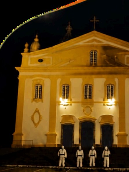 Equipe em ação noturna em frente à igreja matriz durante a pandemia