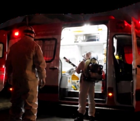 Profissionais preparando equipamento de higienização junto à viatura